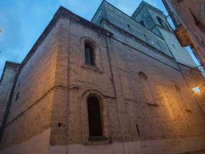 Il vecchio ingresso fu invece inglobato nella chiesa moderna che venne ampliata con un presbiterio e un�abside